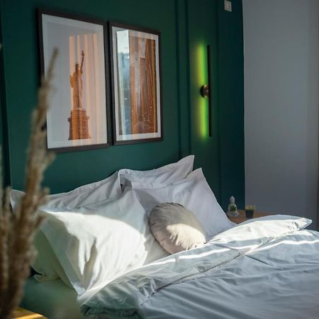 Апартаменты Blloku Area Modern App - The Nest Тирана Экстерьер фото